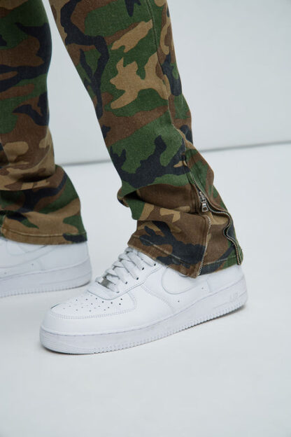 Jeans ajustados con aberturas y detalles desgastados - Image 17