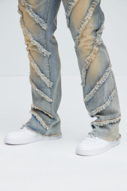 Jeans Ajustados con Bota Campana y Detalles Deshilachados - Image 17