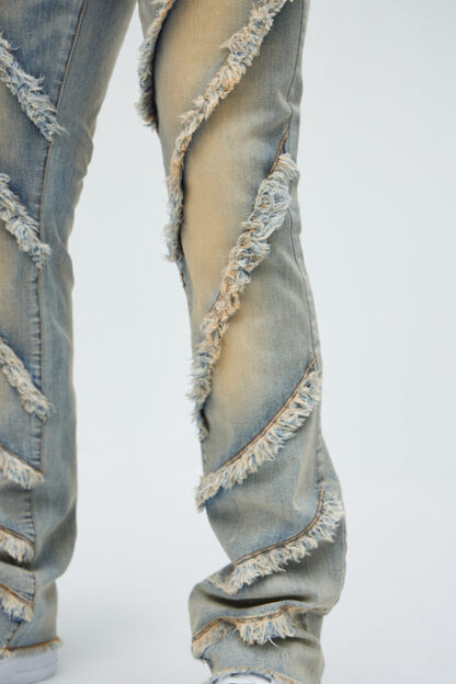 Jeans Ajustados con Bota Campana y Detalles Deshilachados - Image 11